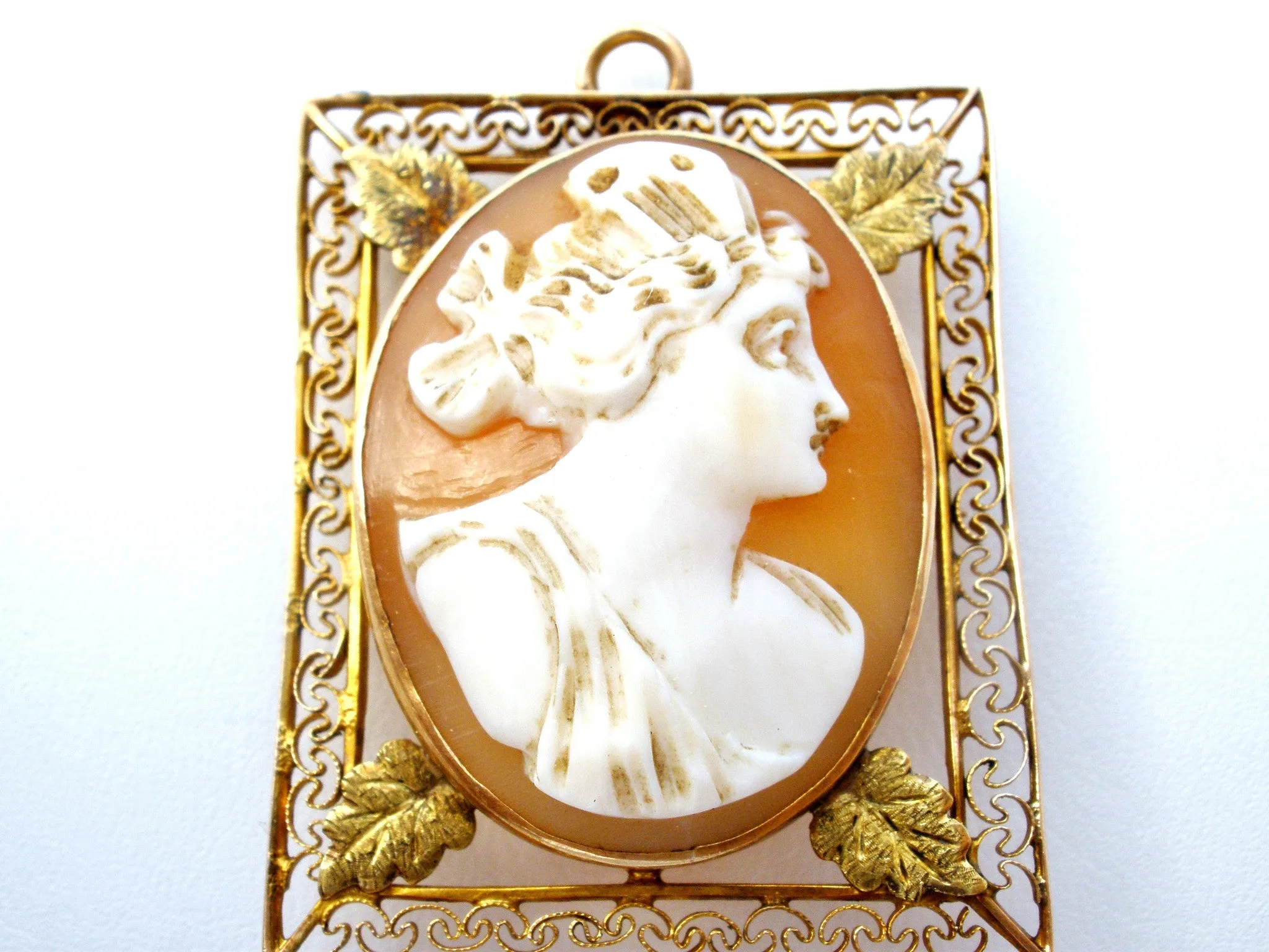 Cameo Pendant Brooch Victorian 10K Yellow Gold