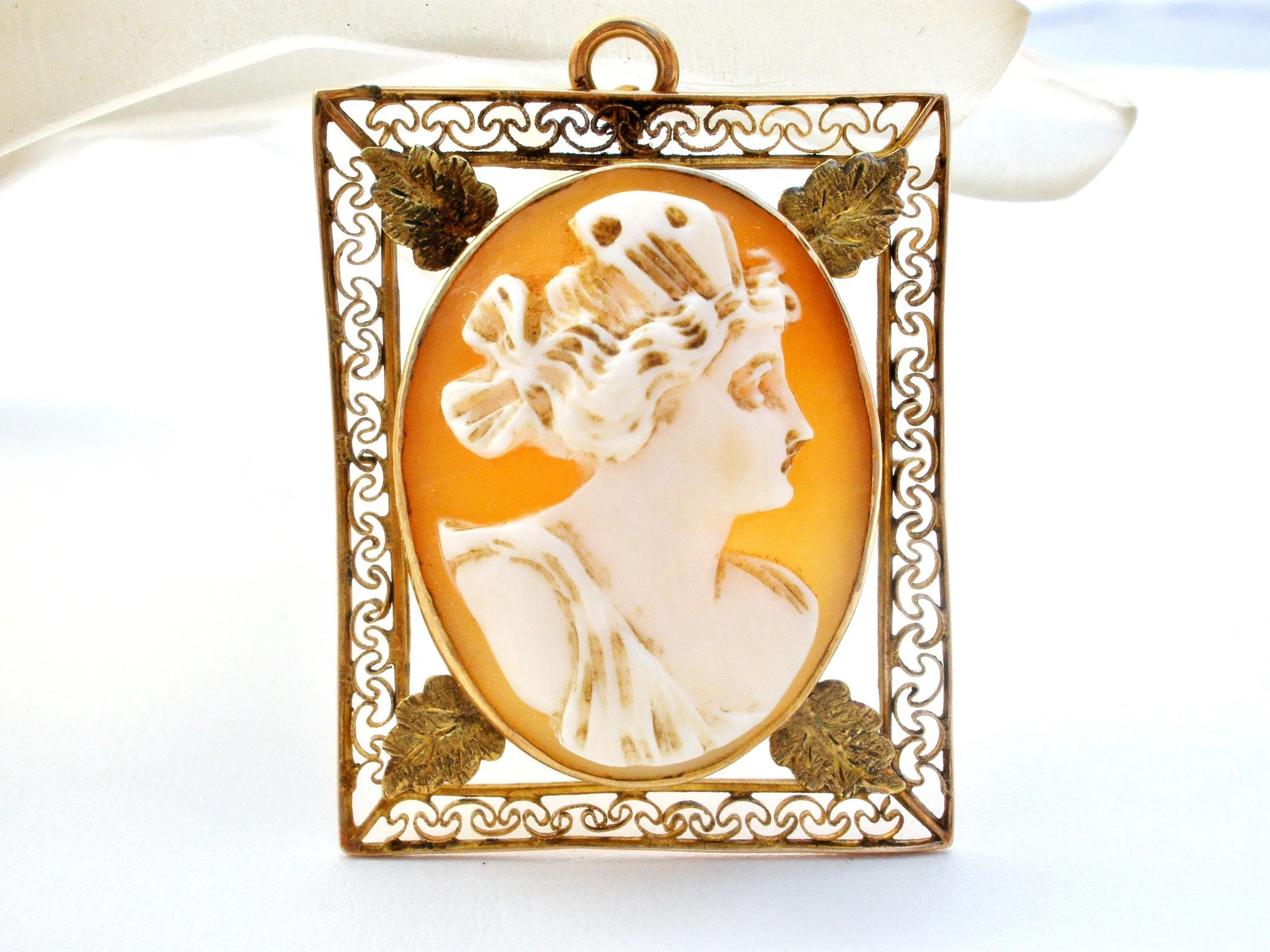 Cameo Pendant Brooch Victorian 10K Yellow Gold